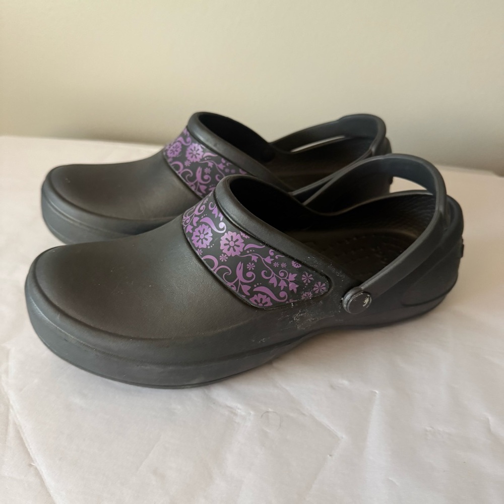 CROCS Size 9 Women’s Black and Purple Floral Clogs - Picture 4 of 5